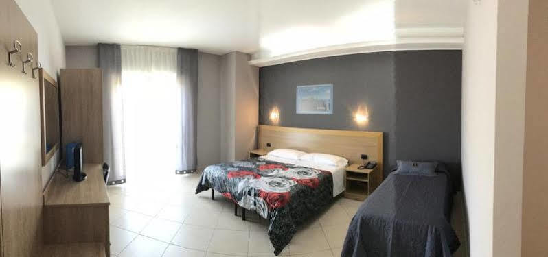 Manhattan Village Hotel Sulmona Exterior photo